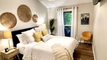 Escritorio, tabla de planchar con plancha, wifi y ropa de cama