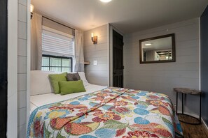 Desk, iron/ironing board, WiFi, bed sheets