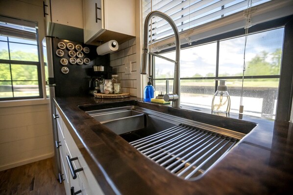 ثلاجة، ميكروويف، موقد طهي مسطح، ماكينة لصنع القهوة/الشاي