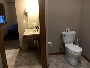 حوض استحمام بنظام ضخ المياه، مجففات شعر، مناشف، صابون