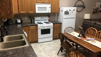 Frigorífico, microondas, placa de cocina y lavavajillas