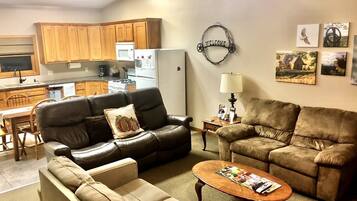 Una televisión, una chimenea