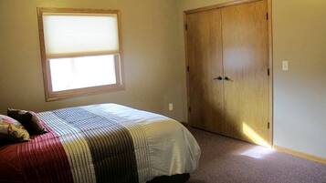 Tabla de planchar con plancha, wifi, ropa de cama