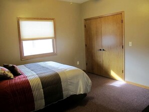 Tabla de planchar con plancha, wifi, ropa de cama