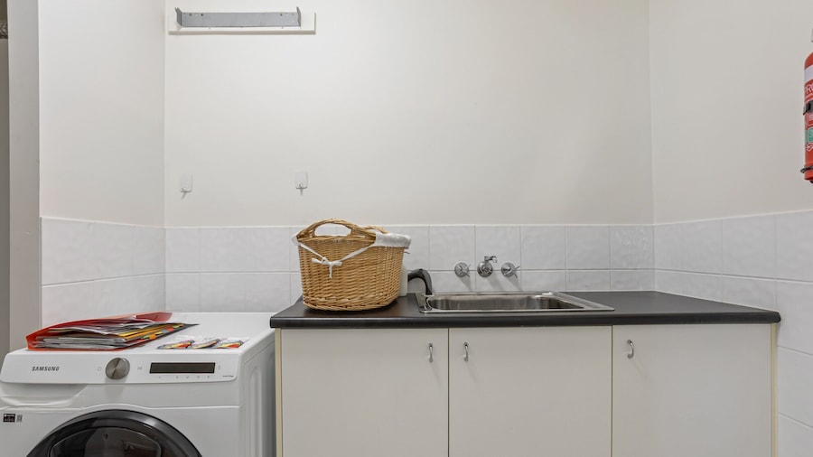 Stylish 3-bed Apartment in Coastal Redcliffe