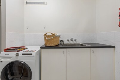 Stylish 3-bed Apartment in Coastal Redcliffe