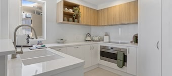 Stylish 3-bed Apartment in Coastal Redcliffe