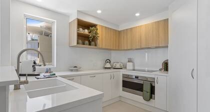 Stylish 3-bed Apartment in Coastal Redcliffe