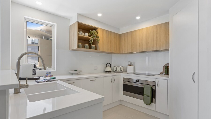 Stylish 3-bed Apartment in Coastal Redcliffe