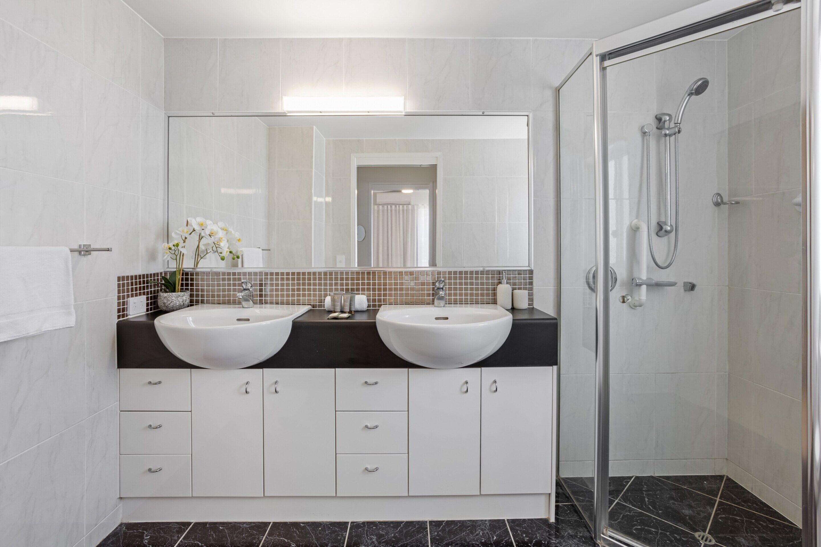 Apartment | Bathroom | Bathtub, hair dryer, towels, soap