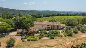 المنشأة من الخارج