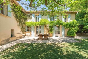 تناول الطعام بالخارج