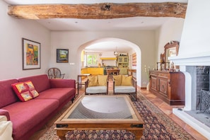 Televisión y chimenea