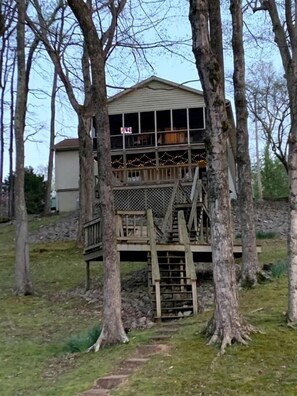 Exterior - Waterfront Cabin with Private Dock, Jacuzzi and Deck in Kentucky (Cadiz)