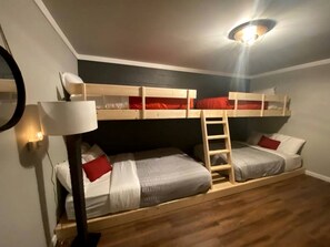 5 bedrooms, iron/ironing board, WiFi, bed sheets
