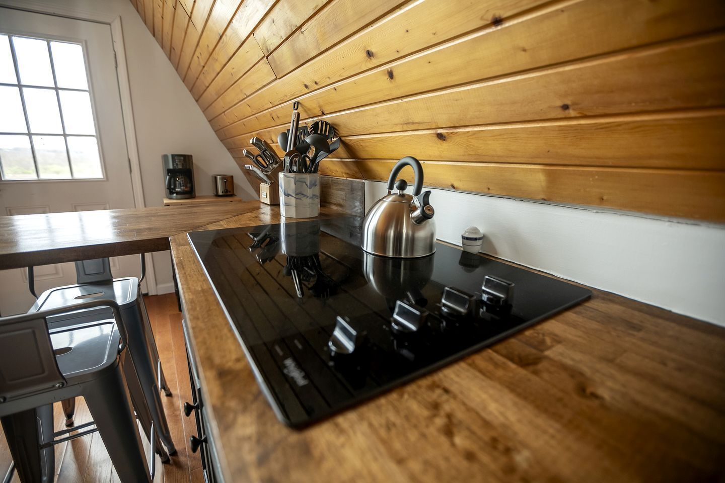 Kühlschrank, Mikrowelle, Herdplatte, Geschirrspüler