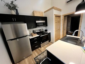 ثلاجة، ميكروويف، موقد طهي مسطح، غسالة أطباق