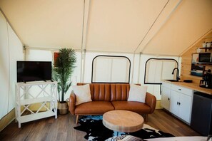 TV - Gorgeous Safari Tent with Sauna Perfect for a Couple Retreat in Kentucky (Cadiz)