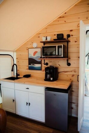 Køleskab, mikrobølgeovn, brødrister, blender