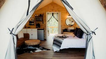 1 bedroom, desk, WiFi, bed sheets