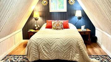 2 bedrooms, desk, WiFi, bed sheets