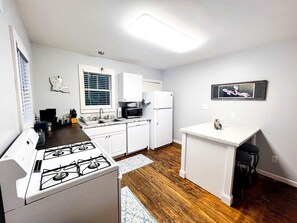 Jääkaappi, mikroaaltouuni, liesi, astianpesukone