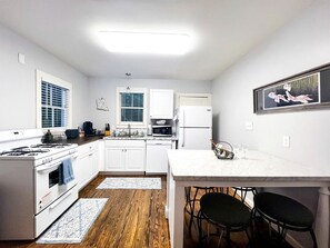 Kylskåp, mikrovågsugn, spishäll och diskmaskin