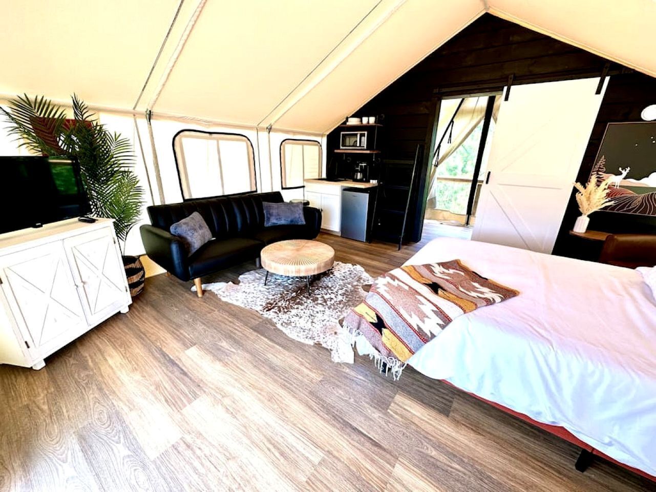 8 bedrooms, desk, WiFi, bed sheets