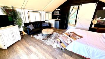 8 bedrooms, desk, WiFi, bed sheets