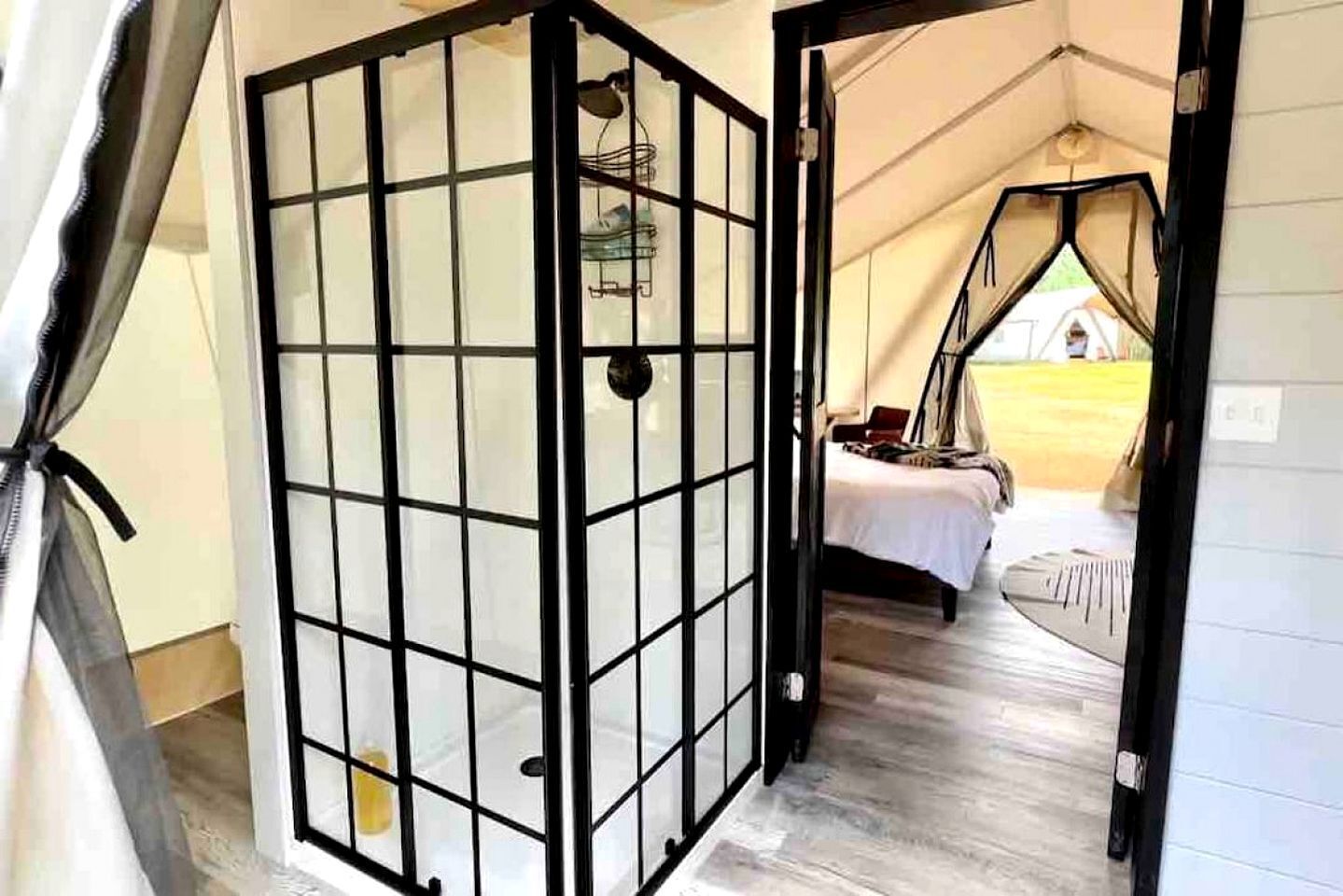 8 bedrooms, desk, WiFi, bed sheets