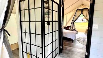8 bedrooms, desk, WiFi, bed sheets