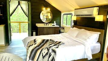 8 bedrooms, desk, WiFi, bed sheets