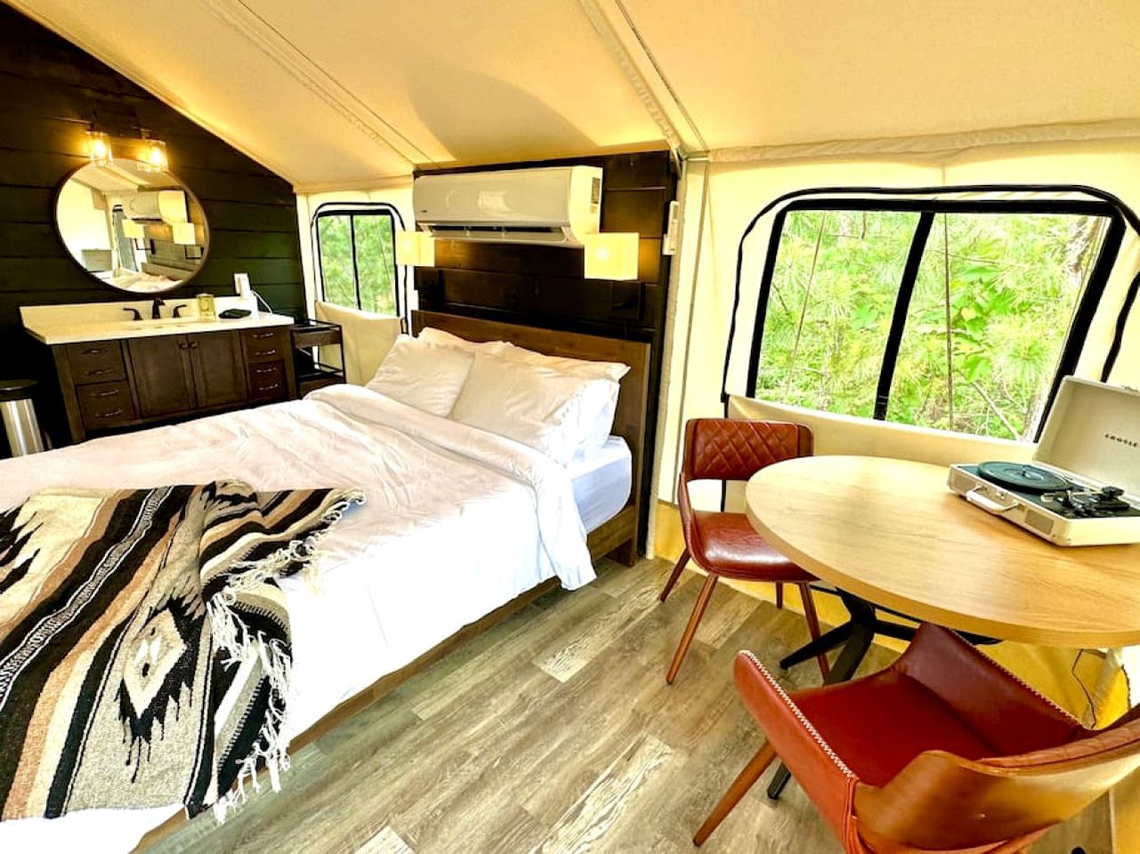 8 habitaciones, escritorio, wifi y ropa de cama 