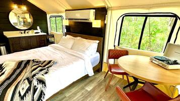 8 habitaciones, escritorio, wifi y ropa de cama