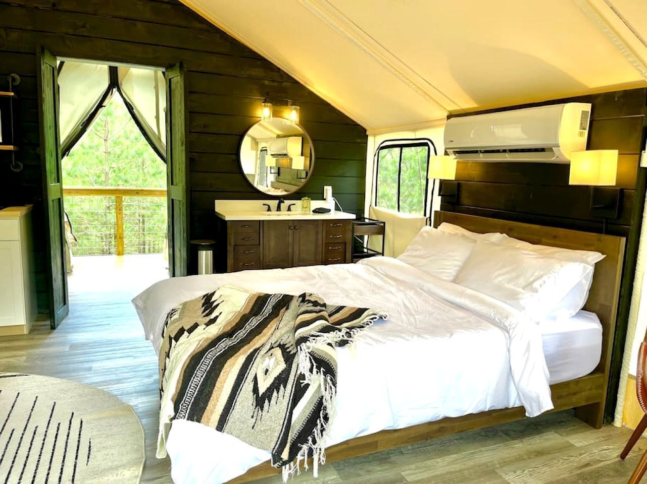 8 bedrooms, desk, WiFi, bed sheets