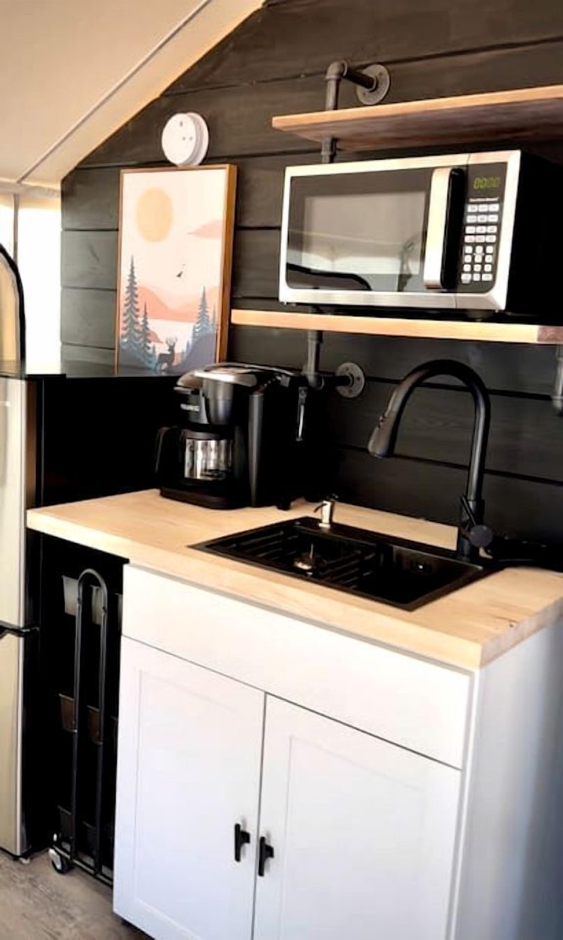 Coffee/tea maker, fridge, microwave, blender