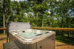 Outdoor spa tub - Amazing Pure Glamping Secluded Dome with Hot-tub in Grantsburg, Illinois (Grantsburg)