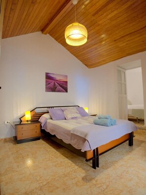 Iron/ironing board, WiFi, bed sheets