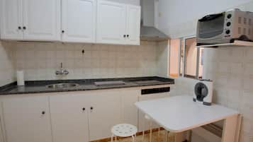 Kühlschrank, Ofen, Herdplatte, Wasserkocher mit Kaffee-/Teezubehör