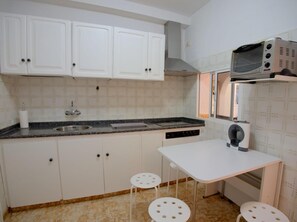 Jääkaappi, uuni, liesi, kahvin-/teenkeitin