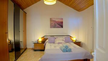 Een strijkplank/strijkijzer, wifi, beddengoed