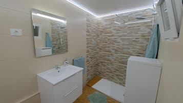Ducha, secador de pelo, toallas