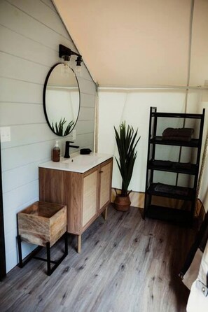 المنشأة من الداخل