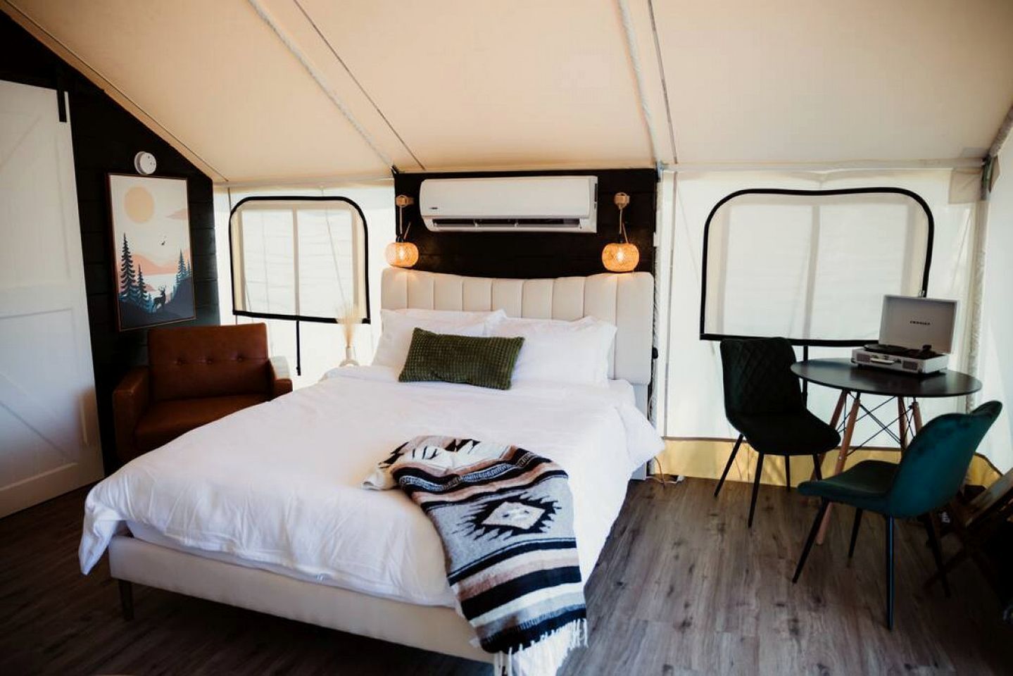 1 bedroom, desk, WiFi, bed sheets