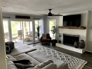 TV, fireplace, ping pong - Inmerse in the Serenity of this Lakefront Cottage in Cadiz, Kentucky (Cadiz)