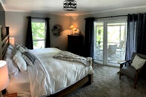 5 bedrooms, desk, iron/ironing board, WiFi - Inmerse in the Serenity of this Lakefront Cottage in Cadiz, Kentucky (Cadiz)