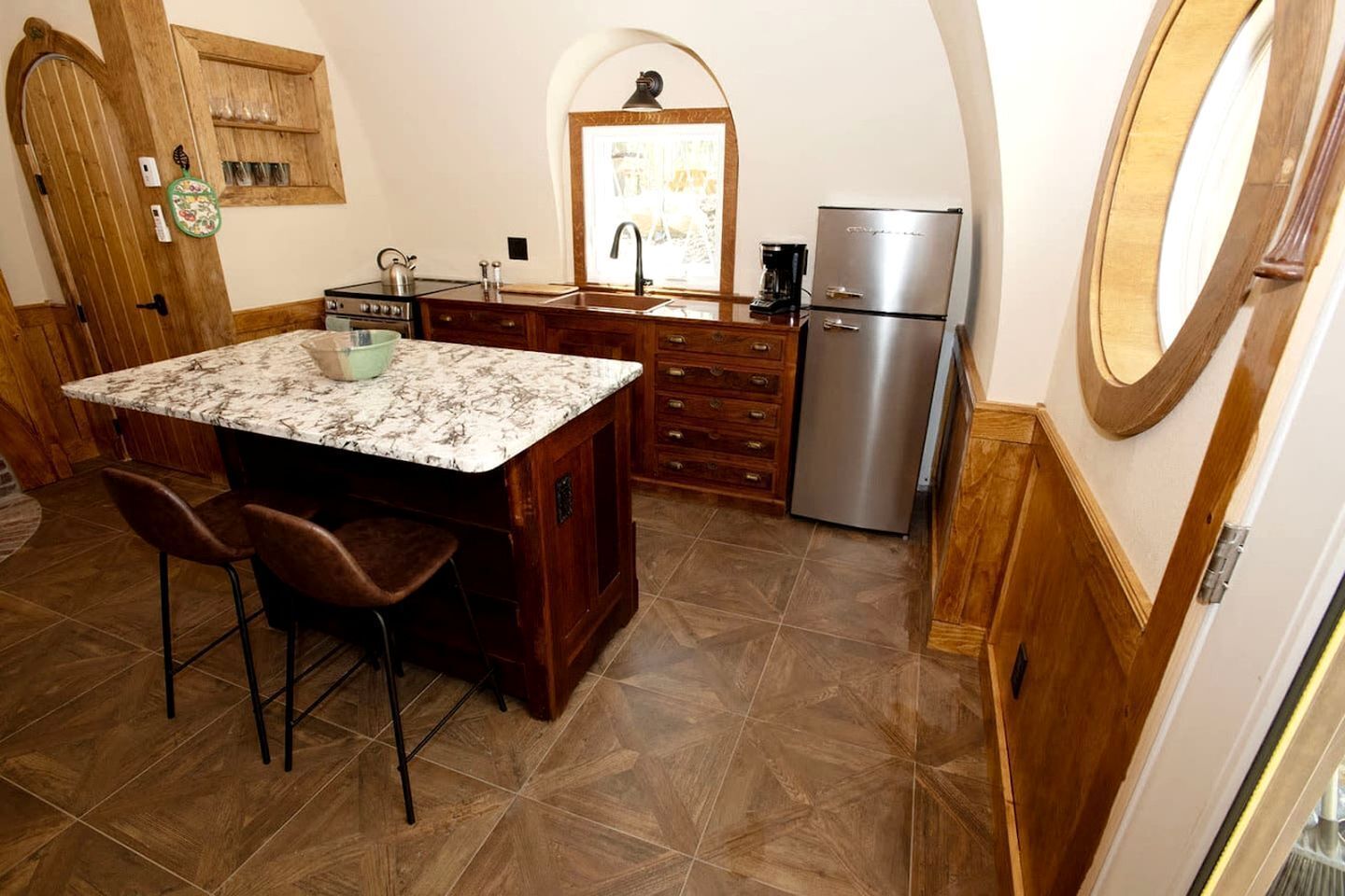 Coffee/tea maker, fridge, microwave, oven