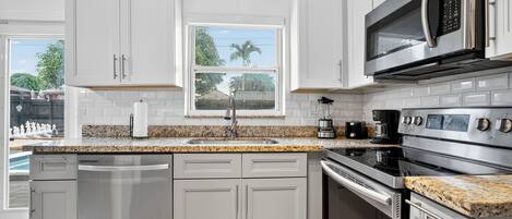 Frigorífico, microondas, horno y placa de cocina