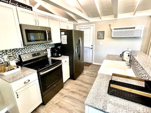Private kitchen - Charming Cottage with Fire Pit and Barbecue in Cadiz, Kentucky (Cadiz)