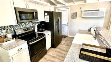 Køleskab, mikrobølgeovn, kogeplade, kaffe-/temaskine